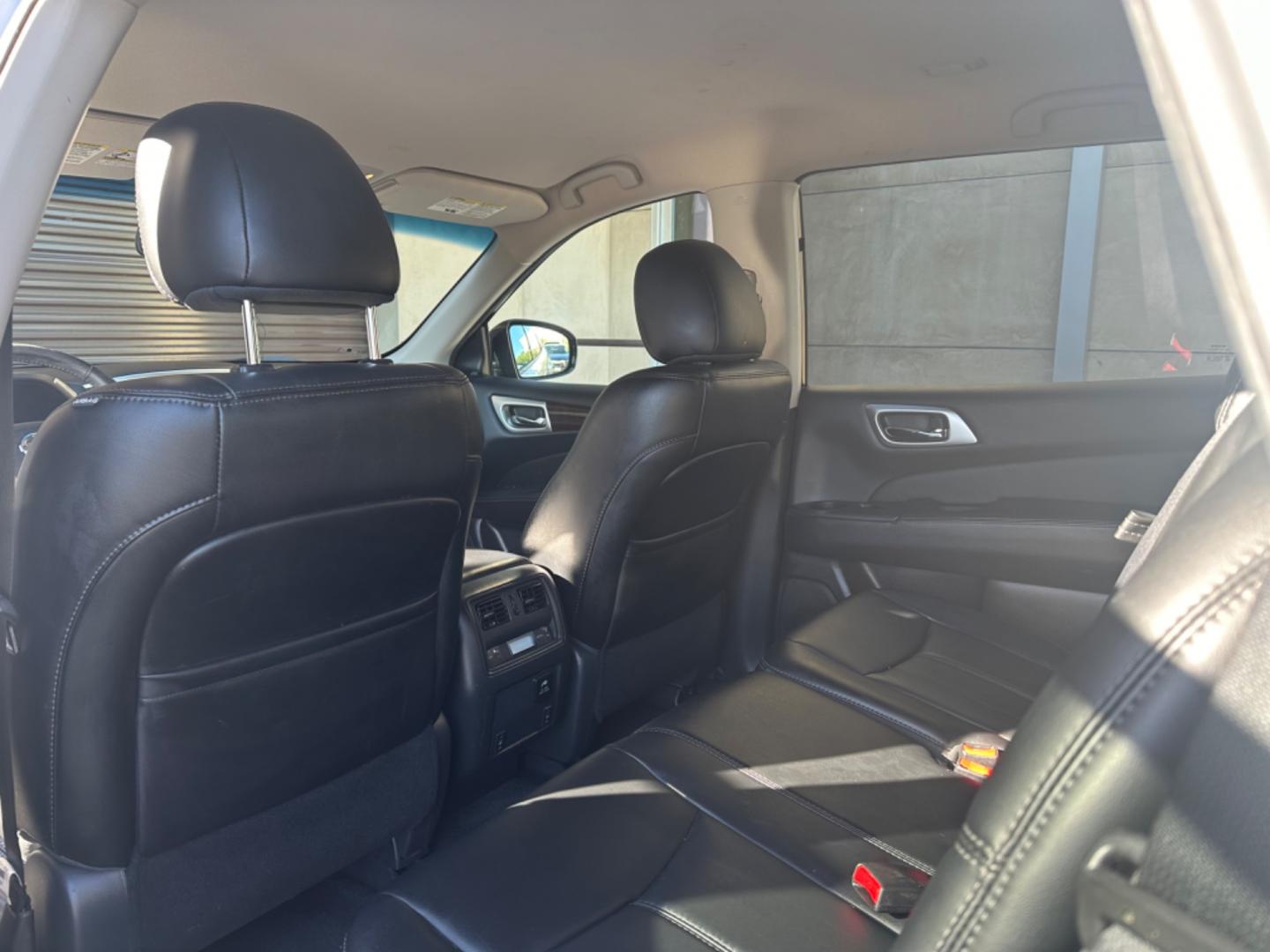 2015 Silver Nissan Pathfinder (5N1AR2MM6FC) , AUTOMATIC transmission, located at 30 S. Berkeley Avenue, Pasadena, CA, 91107, (626) 248-7567, 34.145447, -118.109398 - Photo#6